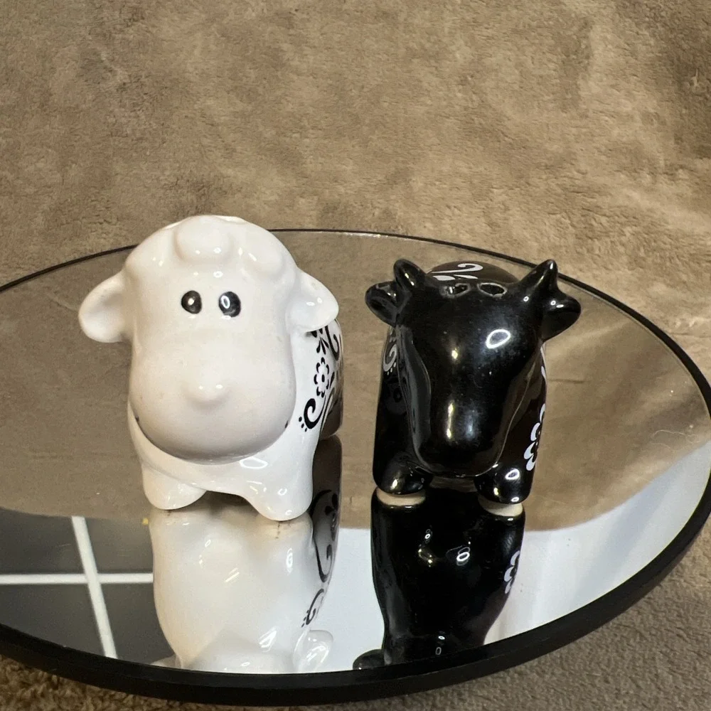 Cow And Sheep Salt And Pepper Shakers‎